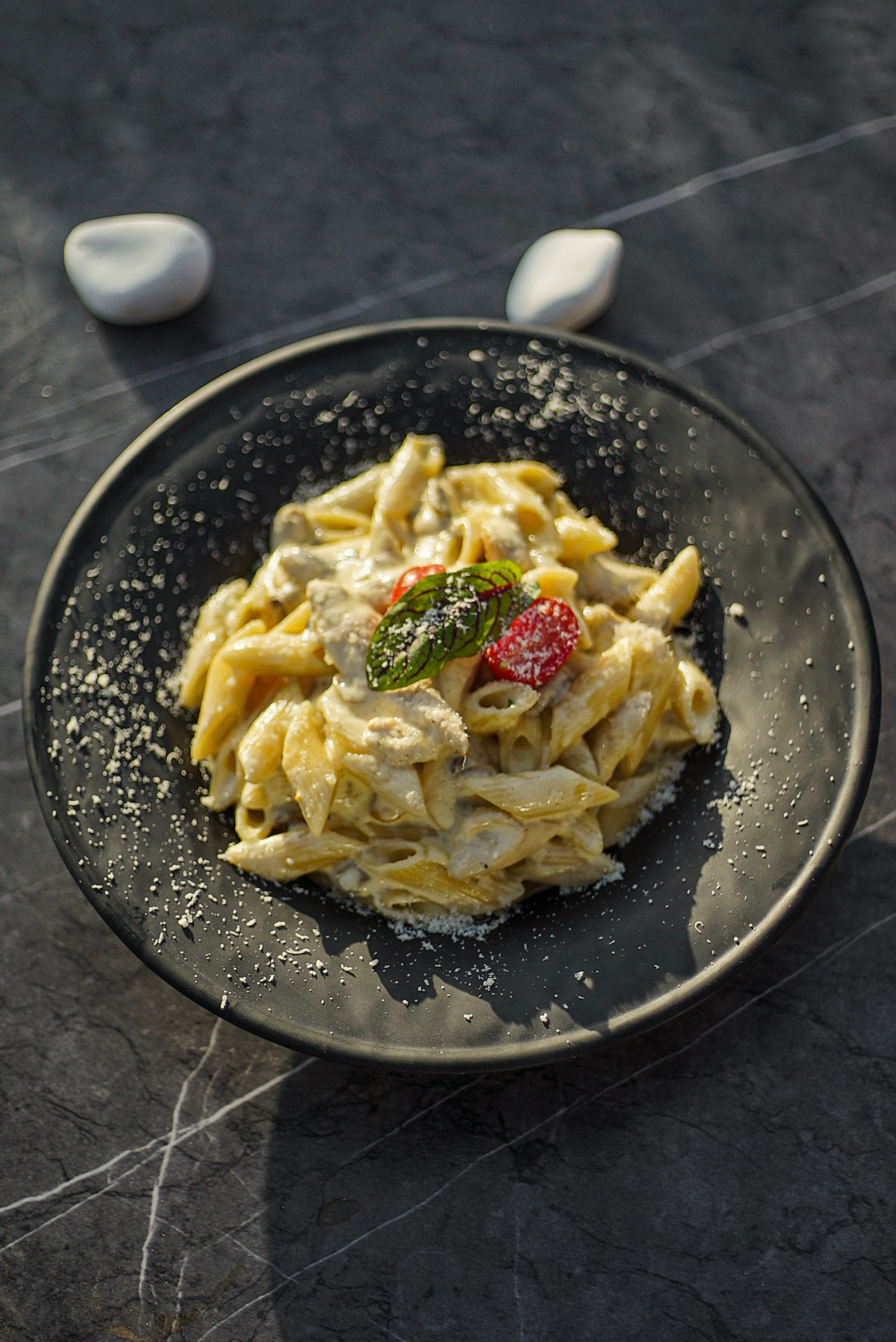 Frisch zubereitete mediterrane Pasta mit aromatischen Zutaten