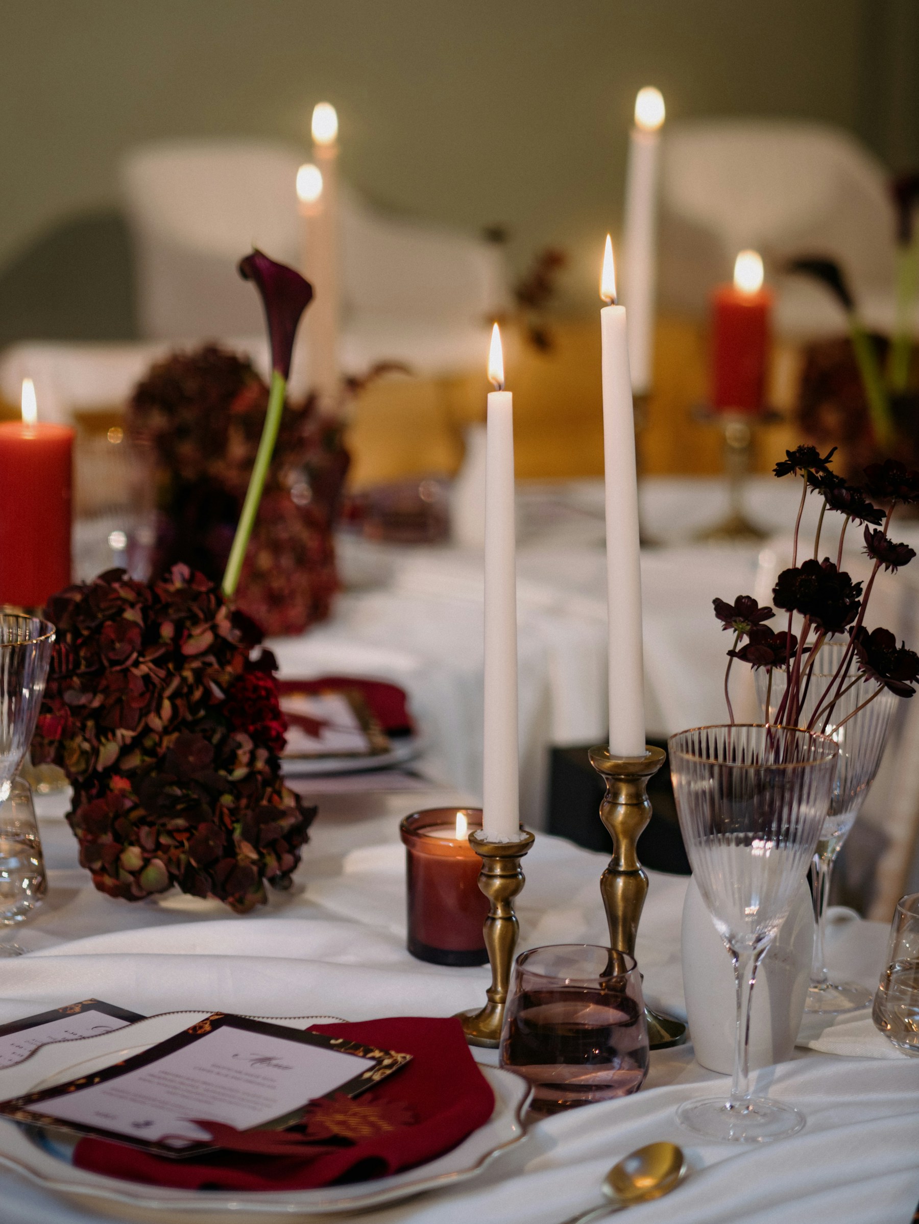 Stimmungsvoll gedeckter Tisch für einen gemeinsamen Abend